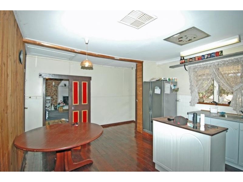 3 Lee Cres, York WA 6302