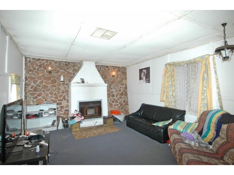 3 Lee Cres, York WA 6302