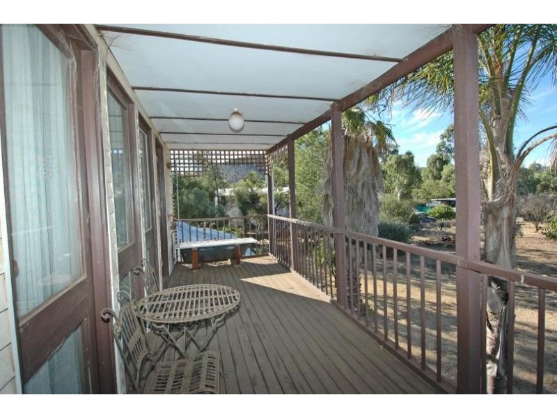 3 Lee Cres, York WA 6302