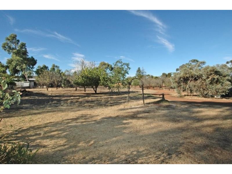 3 Lee Cres, York WA 6302