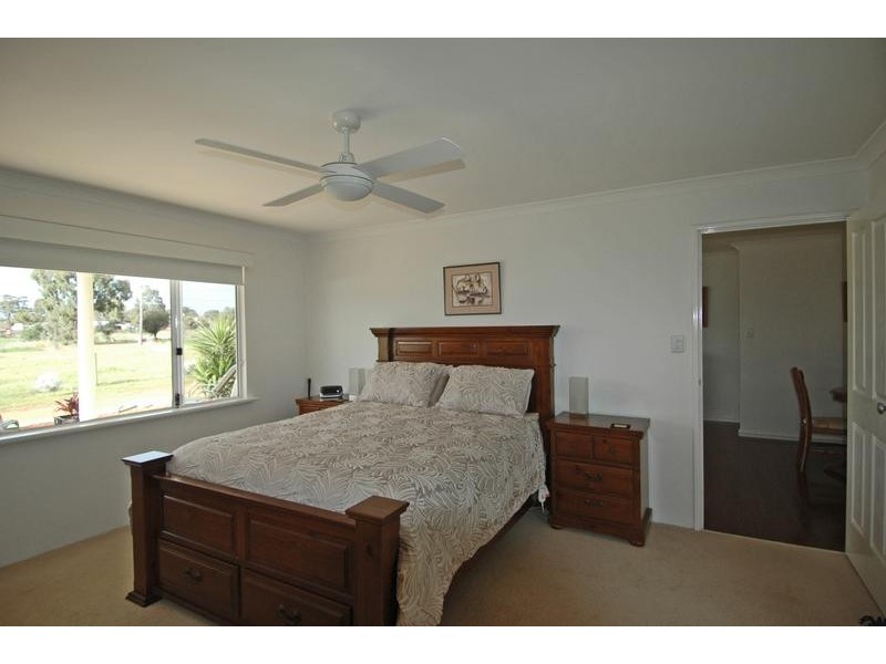 8 Tenth Road, York WA 6302