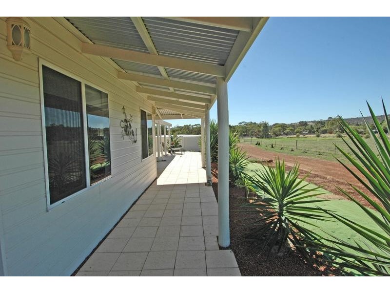 8 Tenth Road, York WA 6302