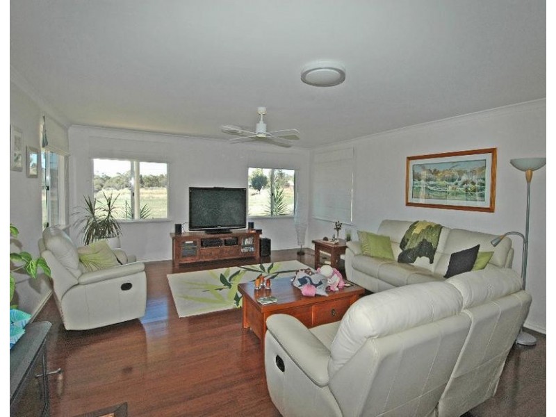 8 Tenth Road, York WA 6302