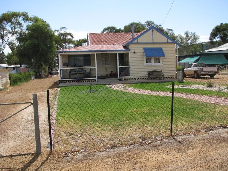 31 Moore Street, Kellerberrin WA 6410