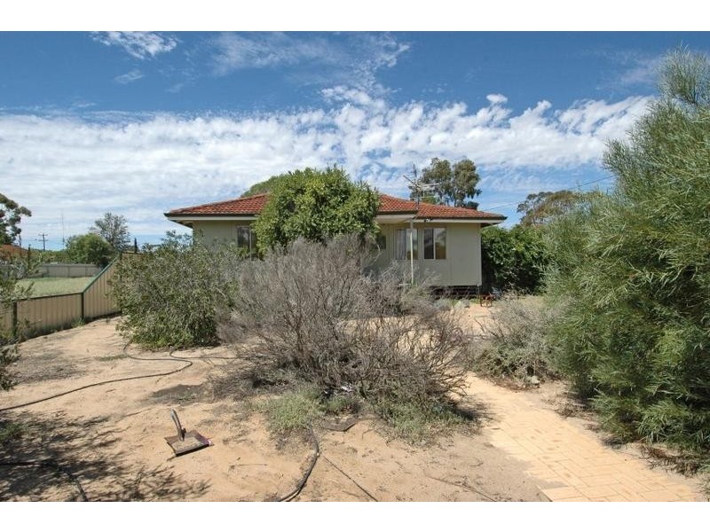 2 Newell Street, Quairading WA 6383