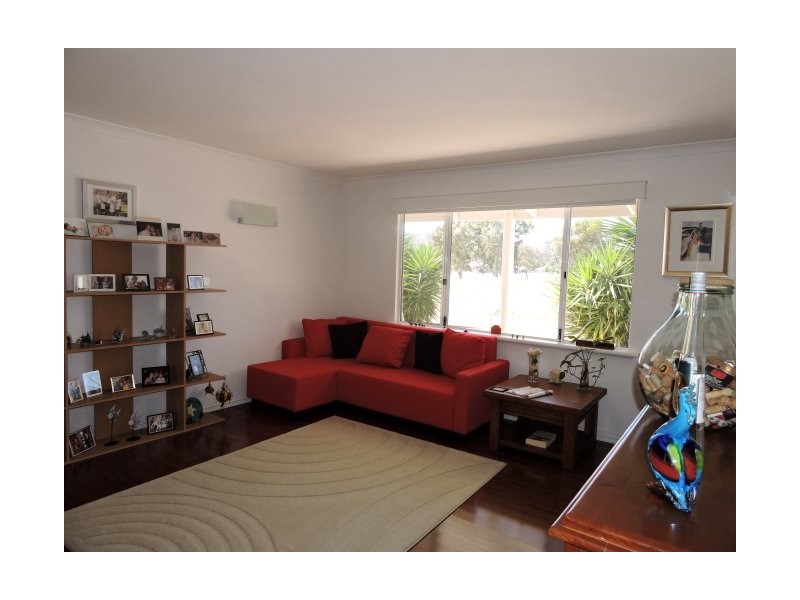 8 Tenth Road, York WA 6302