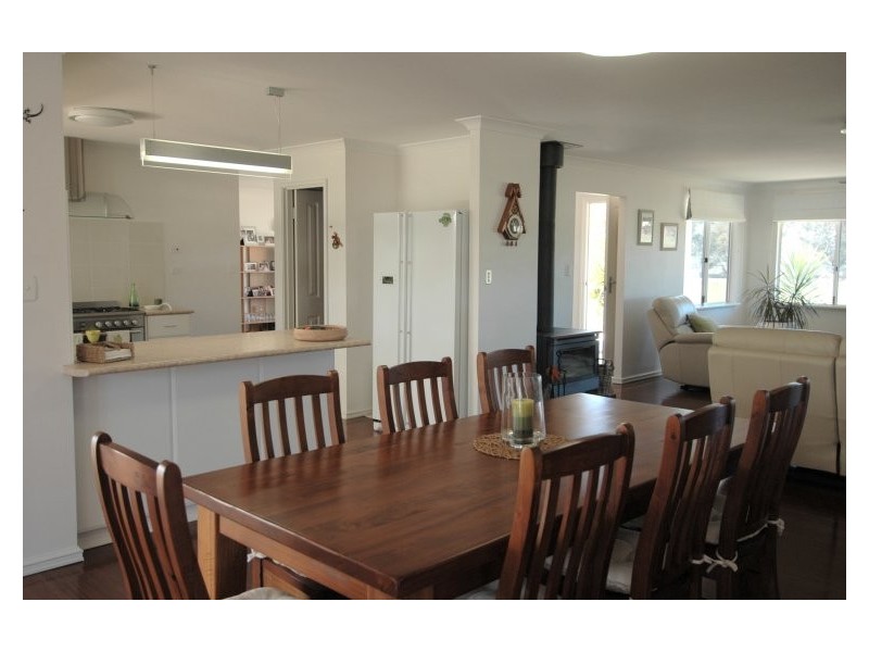 8 Tenth Road, York WA 6302