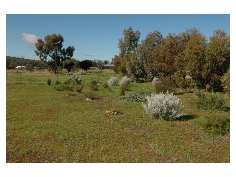 8 Tenth Road, York WA 6302