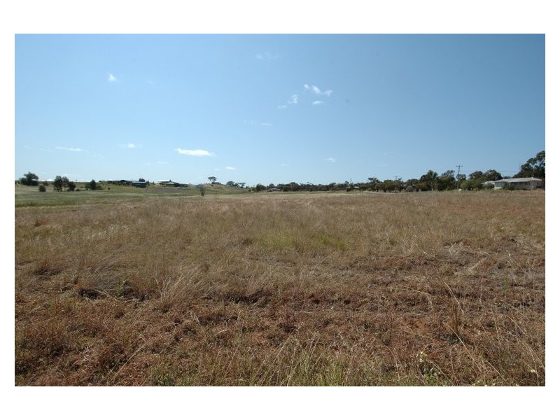 2 Andrews Avenue, York WA 6302