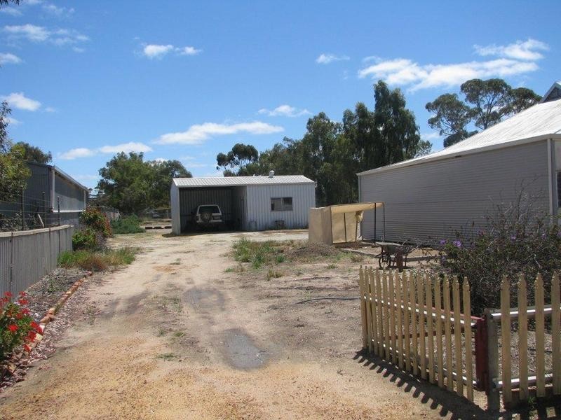 77 Hammond Street, Kellerberrin WA 6410