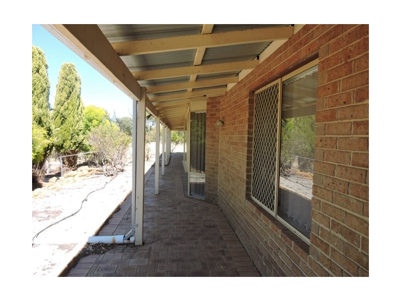 7 Railway Road, York WA 6302