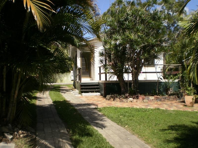 20 Pines Ave, Cooroibah QLD 4565