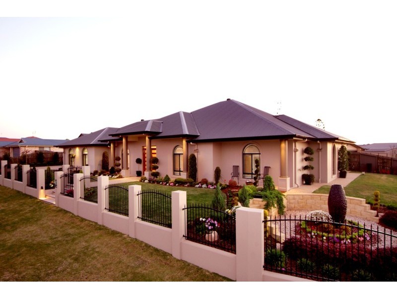 2 Cockatoo Court, Highfields QLD 4352