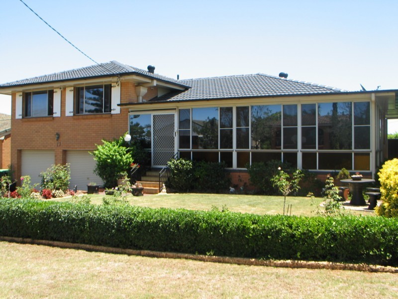 17 Tara Street, Wilsonton QLD 4350