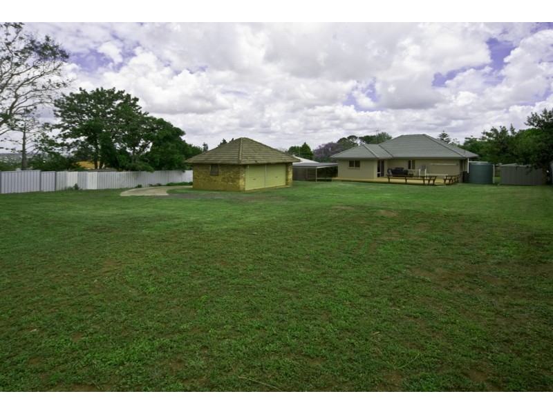 18 Mary Street, Mount Lofty QLD 4350