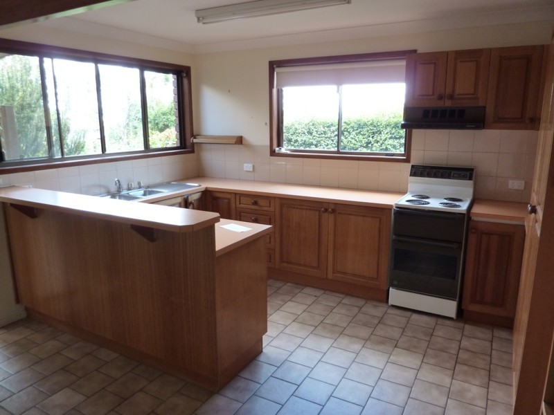 8 Beck Street, Mount Lofty QLD 4350