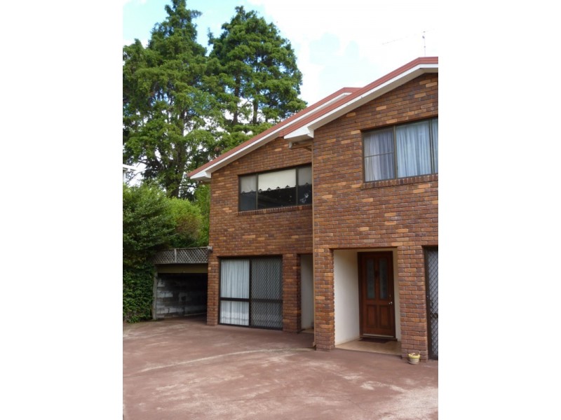 8 Beck Street, Mount Lofty QLD 4350