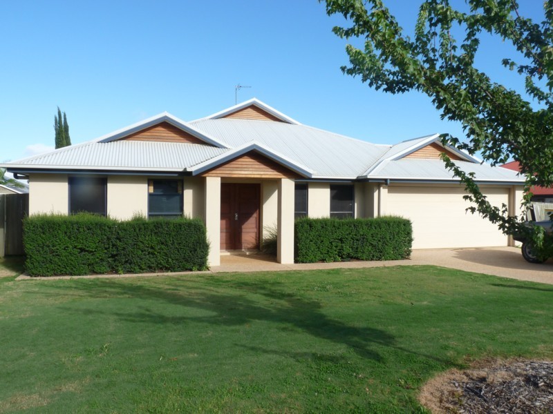 15 Fadden Crescent, Middle Ridge QLD 4350