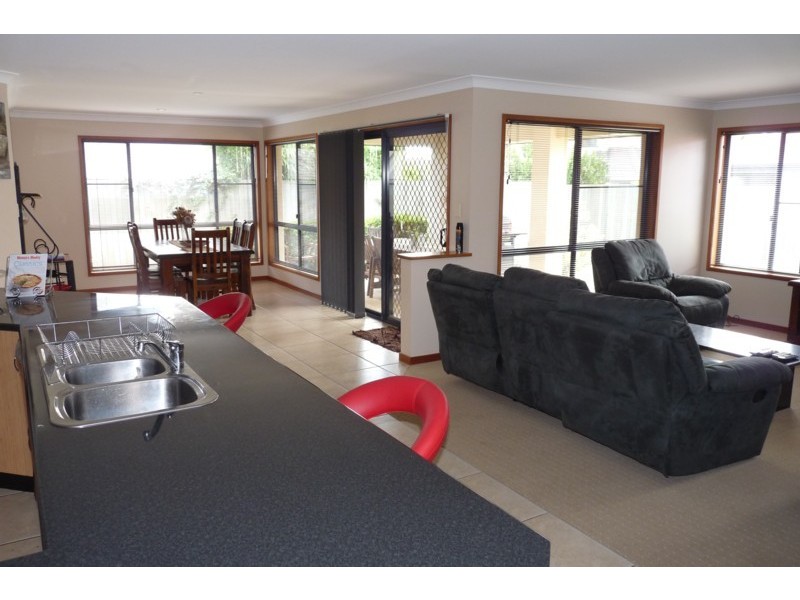 15 Fadden Crescent, Middle Ridge QLD 4350