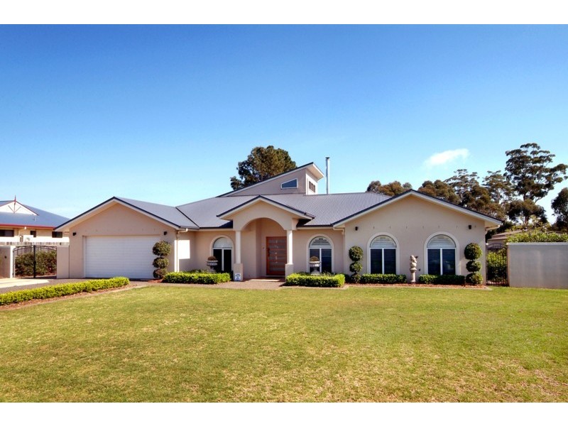 8 Arcadia Court, Highfields QLD 4352