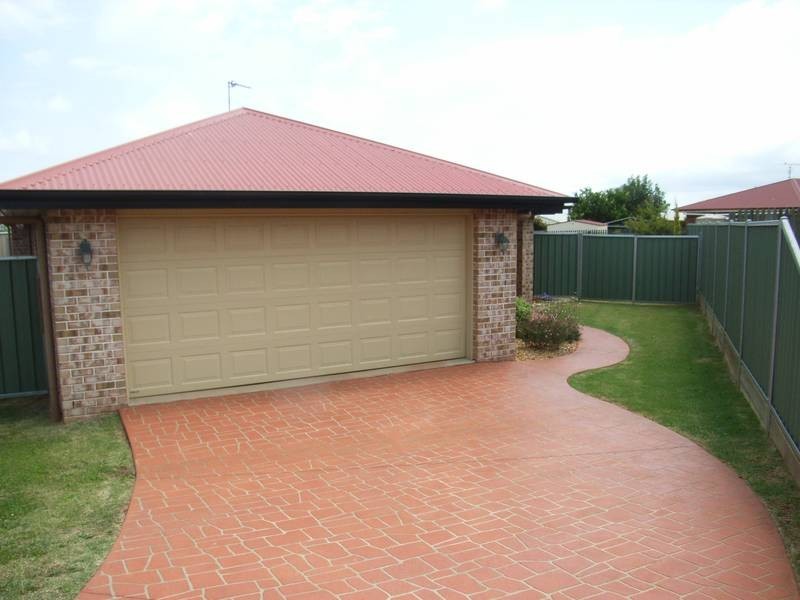 17 Hinchcliffe Drive, Toowoomba QLD 4350