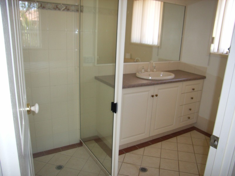 2/239 Nelson Street, Kearneys Spring QLD 4350