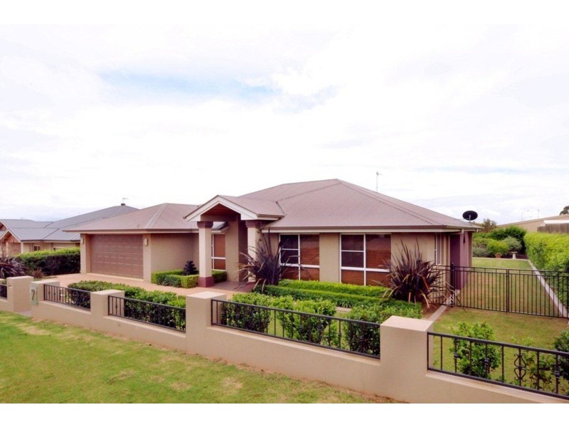 7 Walls Drive, Kearneys Spring QLD 4350