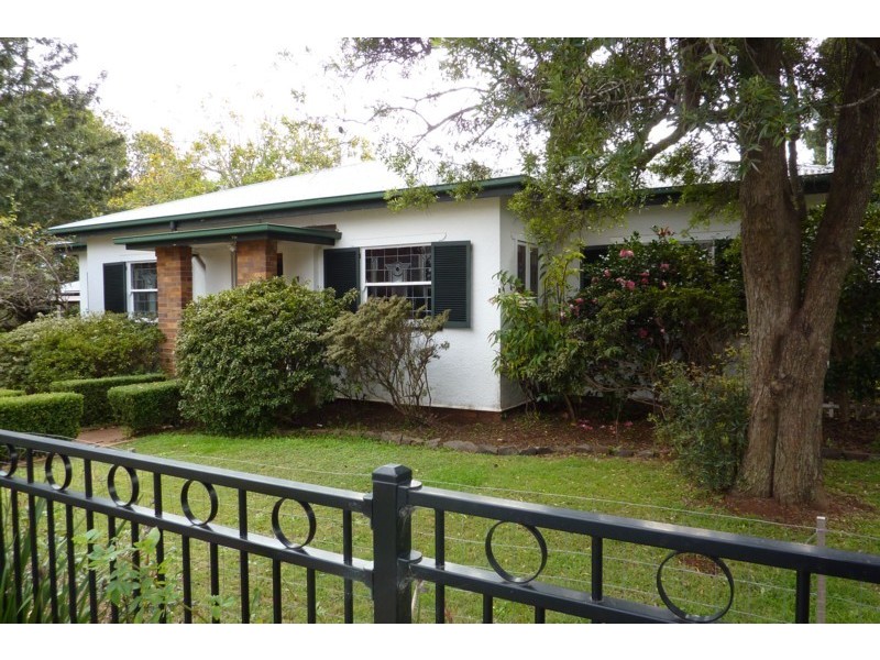 1 Stonehaven Street, Mount Lofty QLD 4350