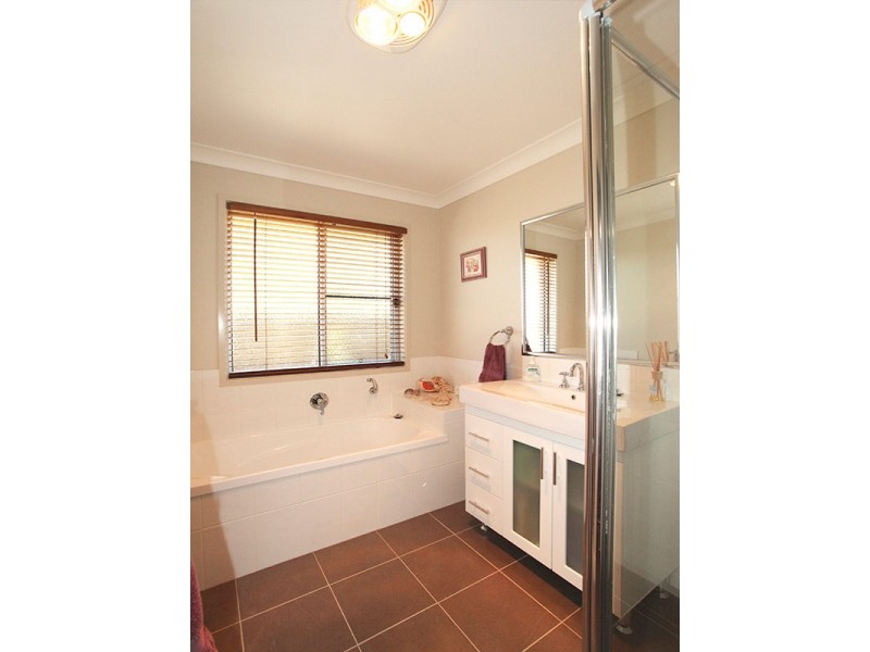 8 Quail Crescent, Highfields QLD 4352