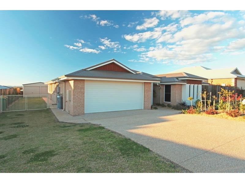 8 Quail Crescent, Highfields QLD 4352