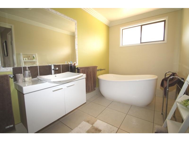 9 Bradley Crescent, Hodgson Vale QLD 4352