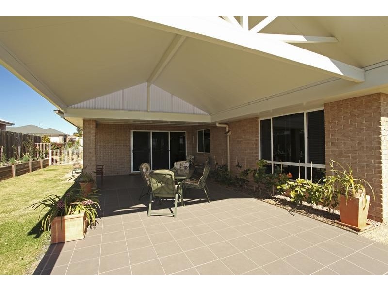 8 Quail Crescent, Highfields QLD 4352