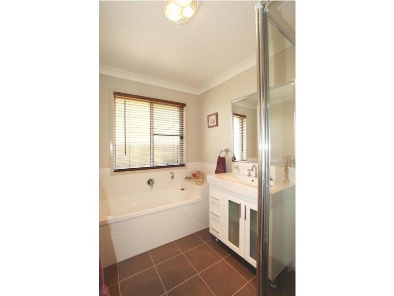 8 Quail Crescent, Highfields QLD 4352