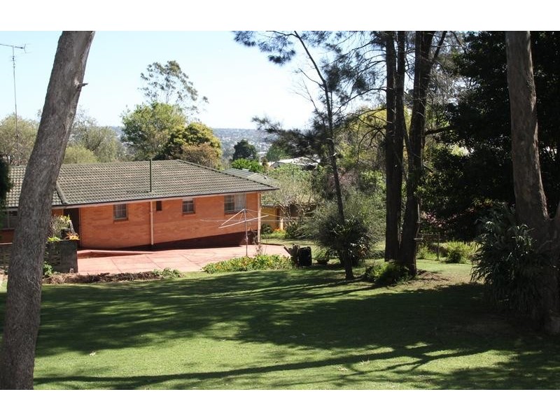 1 Beck Street, Mount Lofty QLD 4350