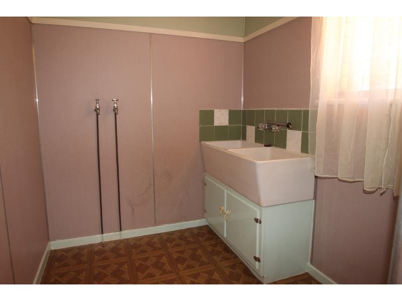 1 Beck Street, Mount Lofty QLD 4350