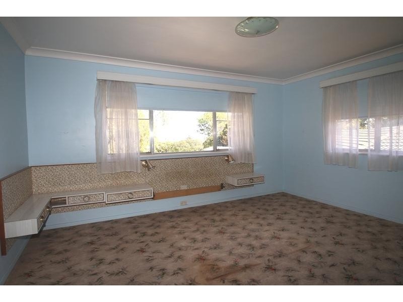 1 Beck Street, Mount Lofty QLD 4350