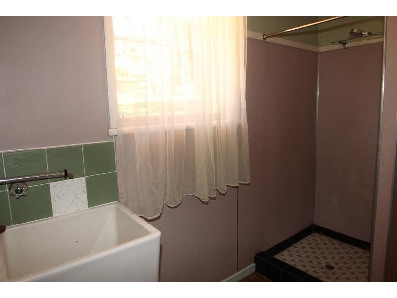 1 Beck Street, Mount Lofty QLD 4350