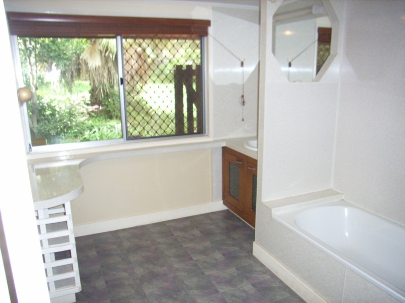 20 Mary Street, Mount Lofty QLD 4350