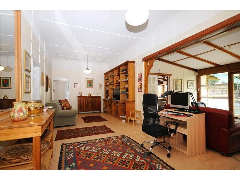 19 Bridge Street, Mount Lofty QLD 4350