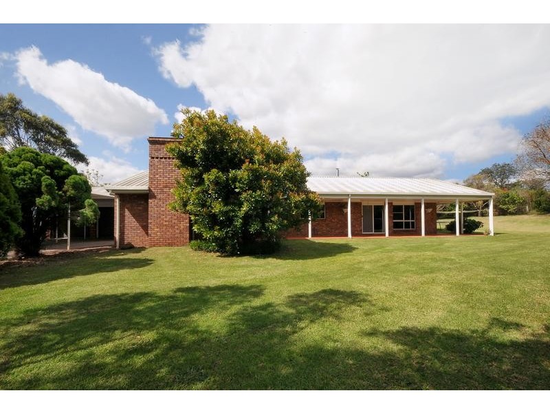 1 Selkirk Court, Highfields QLD 4352