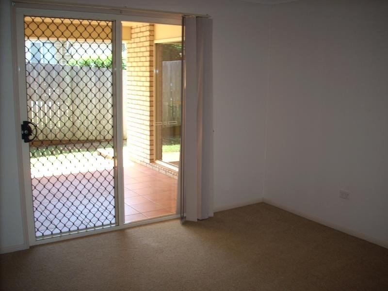 2/318B South Street, Harristown QLD 4350