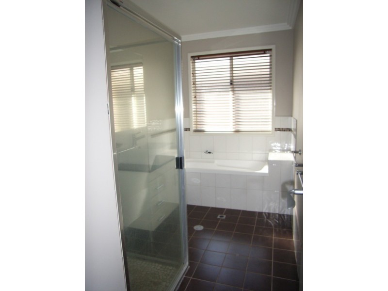 2/375 Stenner Street, Kearneys Spring QLD 4350