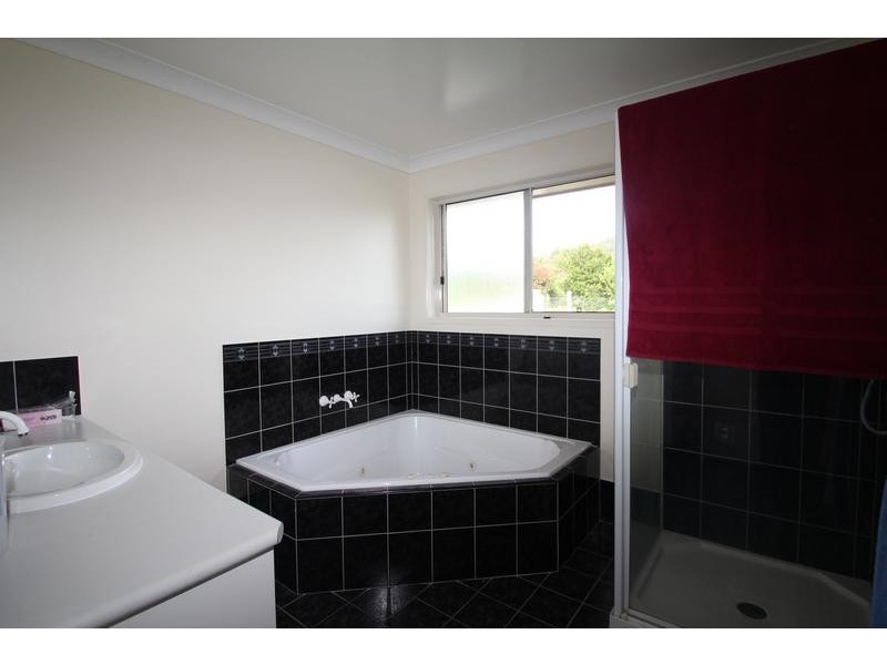 8 Andrews Court, Hodgson Vale QLD 4352