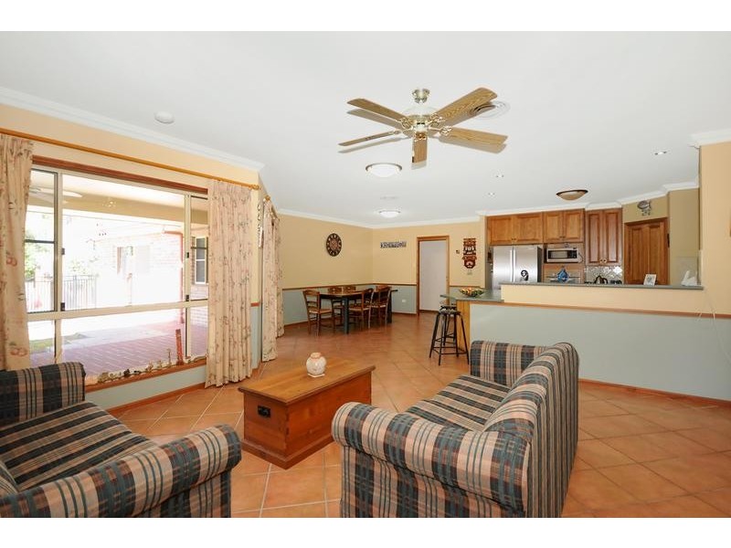 2 Howard Street, Middle Ridge QLD 4350