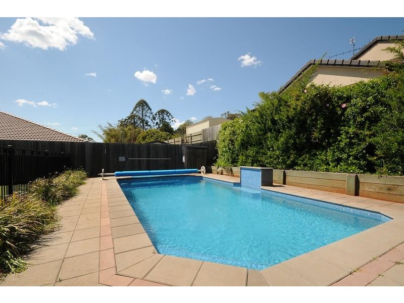 2 Howard Street, Middle Ridge QLD 4350