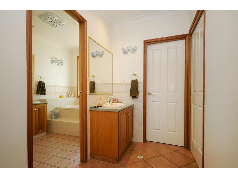 2 Howard Street, Middle Ridge QLD 4350