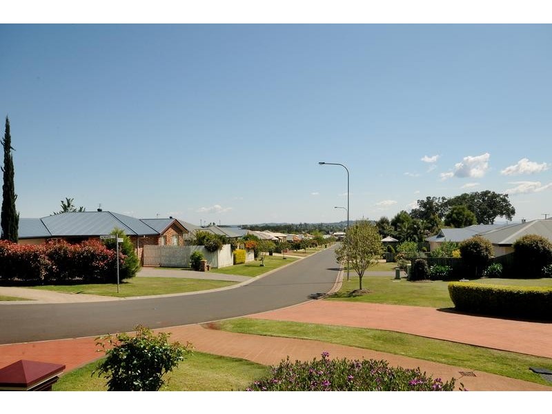 2 Howard Street, Middle Ridge QLD 4350