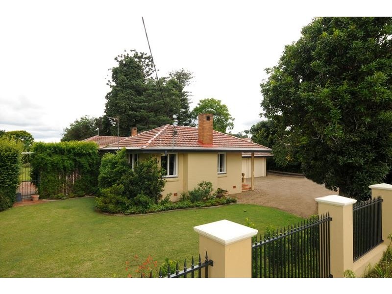 16 Curzon Street, Mount Lofty QLD 4350