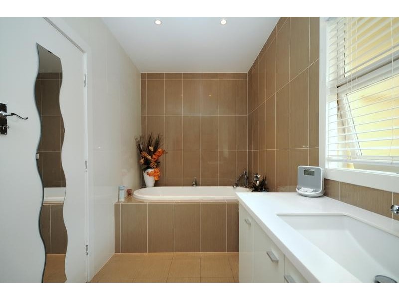 16 Curzon Street, Mount Lofty QLD 4350