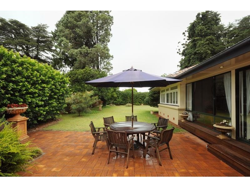 16 Curzon Street, Mount Lofty QLD 4350